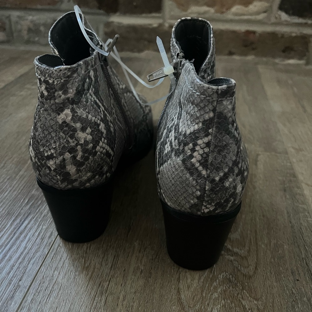 NWOT Cloudwalkers faux snake print